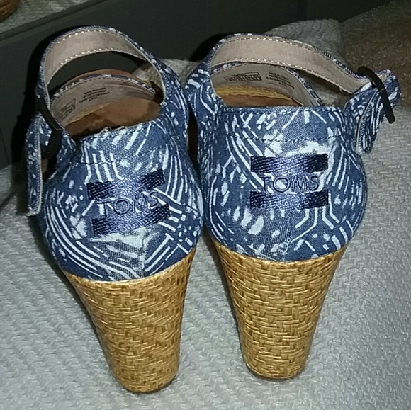 TOMS Blue Strappy Wedge Heels Like New - Picture 3 of 5